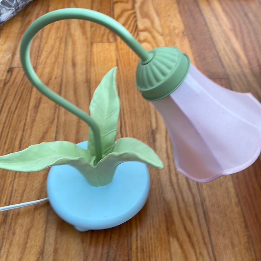 Vintage 70’s Pastel Tulip 🌷 Lamp. Excellent Condition.